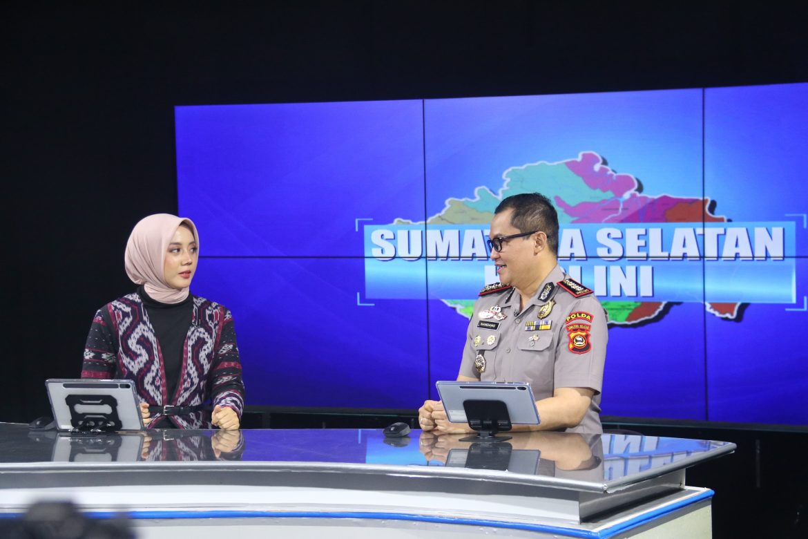 Kabid Humas Polda Sumsel,menjadi pembaca berita Warta Berita Sore Special Day HUT ke 52 TVRI Sumsel 