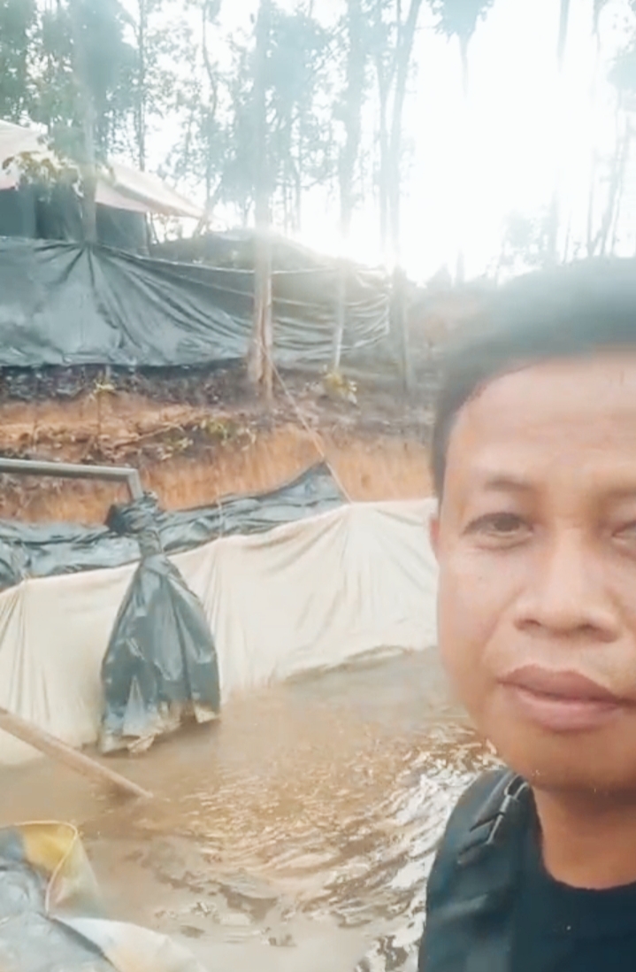 Sumur Ilegal “Meluing” di Depan Pos Polisi: Aji–Dogel Diduga Tantang Hukum di Macang Sakti