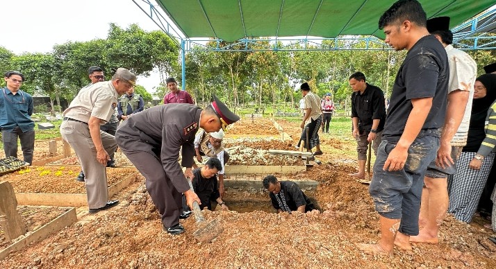 Polda Sumsel gelar Upacara Kedinasan Pelepasan Jenazah dan Pemakaman Almarhum AKBP (P) Jafrial ,SH,MH di Palembang 