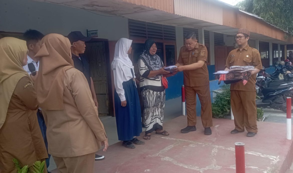Walikota dan Wawako Palembang Berikan Bantuan Seragam Sekolah Gratis di SMPN 25 Palembang