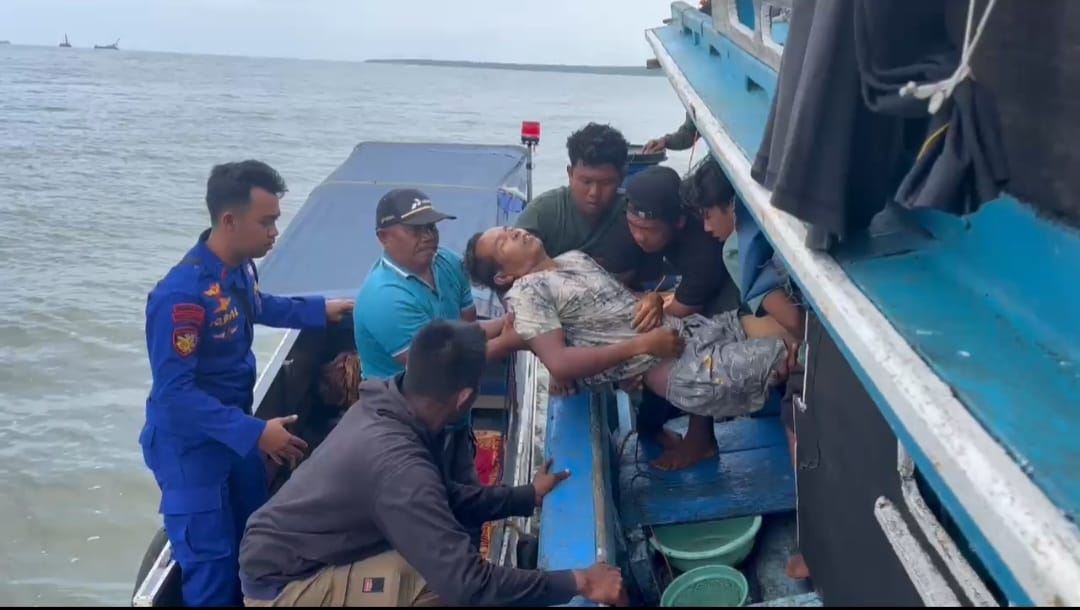 Dramatis, Ambulance Apung Polairud Polda Sumsel Jemput Jenazah Nahkoda Meninggal Diatas Kapal Saat Melaut