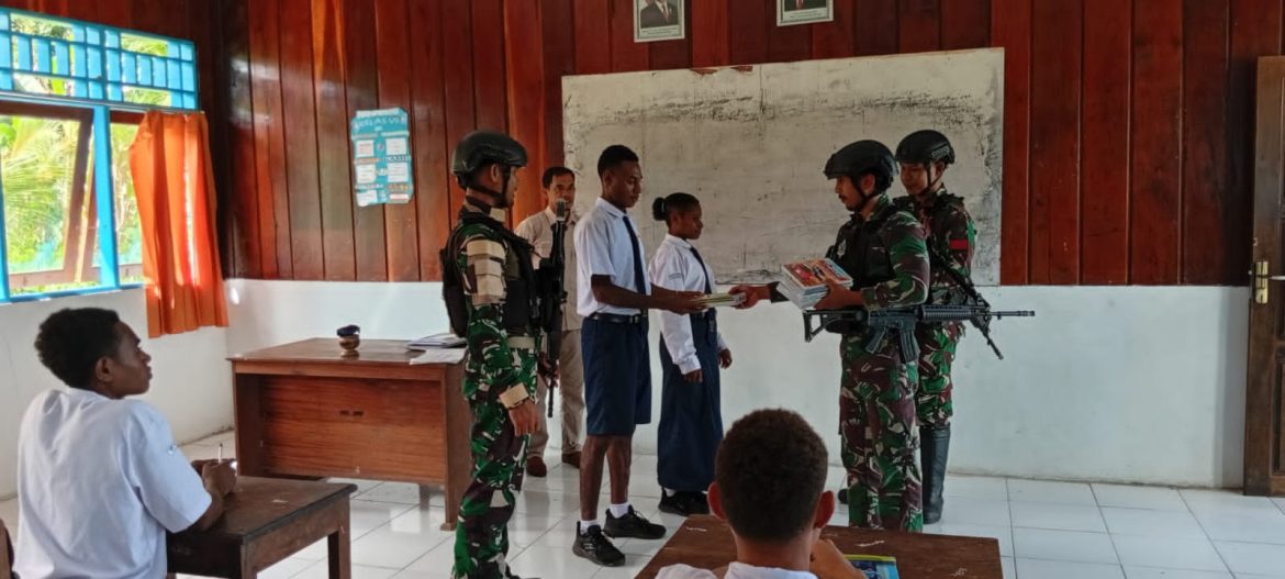 Satgas Pamtas Kewilayahan RI-PNG Yonif 410/ALG Berikan Wasbang dan Motivasi Pentingnya Pendidikan Kepada Siswa SMP Negeri Ururu