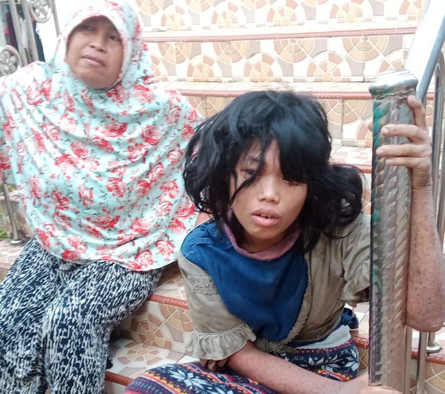 Air Mata di Balik Keterbatasan: Ibu Anak Terbelakang Mental di Kertapati Menanti Uluran Tangan