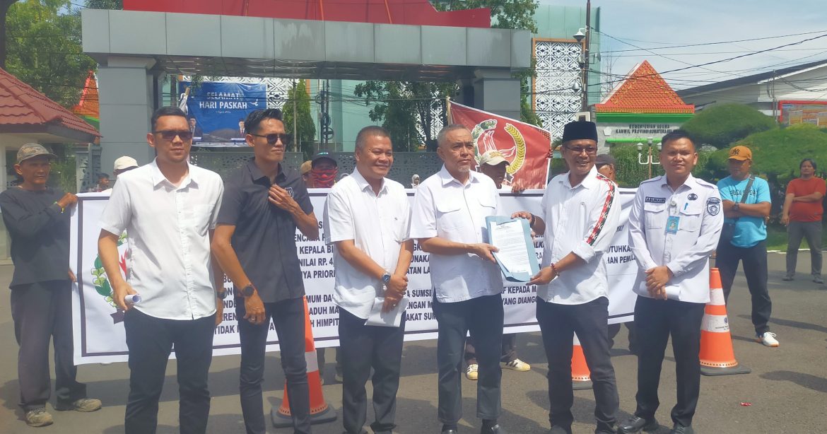 Tidak Pro Rakyat Anggaran Pengadaan Miliaran Mobil Dinas Mewah Dan Pakaian Baju Gubernur-wakil Masa Sira Unras Didepan Kantor Gubernur Sumsel