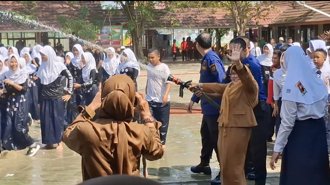 Perpisahan Unik SMPN 12 Palembang Viral, Siswa Rayakan Kelulusan dengan Hujan Air Damkar