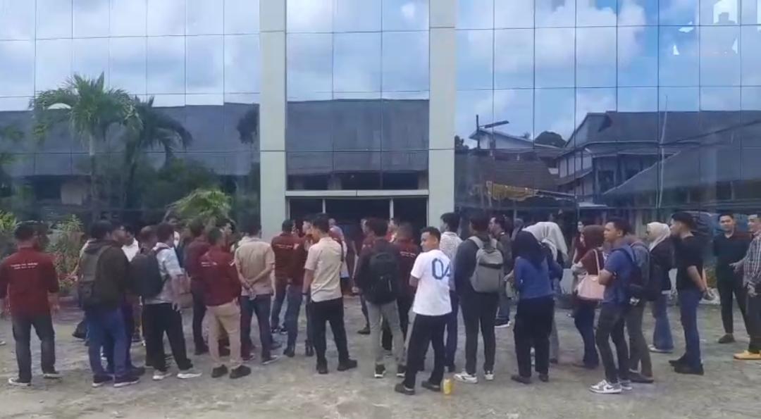 Izin Fakultas Hukum Sjakhyakirti Dicabut: Mahasiswa Diduga Diperas Uang Bangunan, Dokumen Akademik Disandera Kampus!