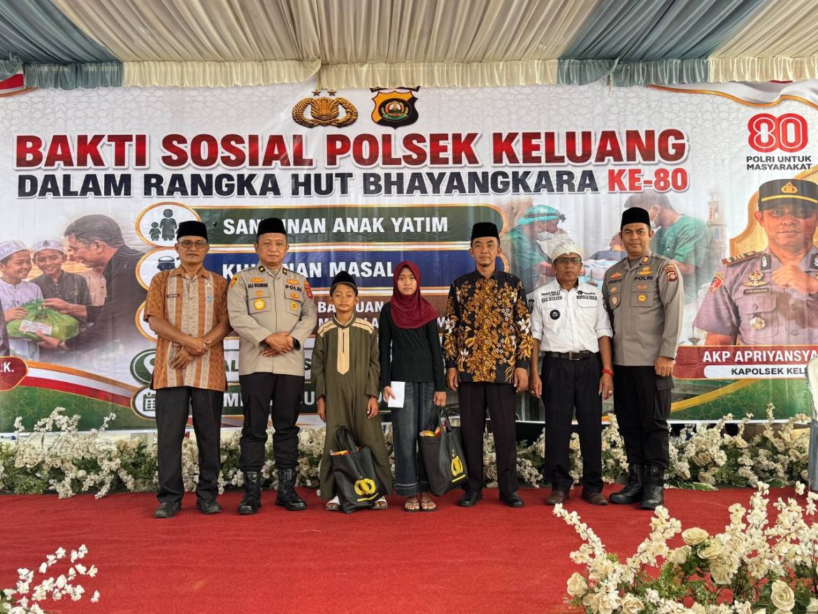 Sambut HUT Bhayangkara ke-80, AKP Apriansyah Pimpin Bakti Sosial Polsek Keluang, 150 Paket Sembako Dibagikan