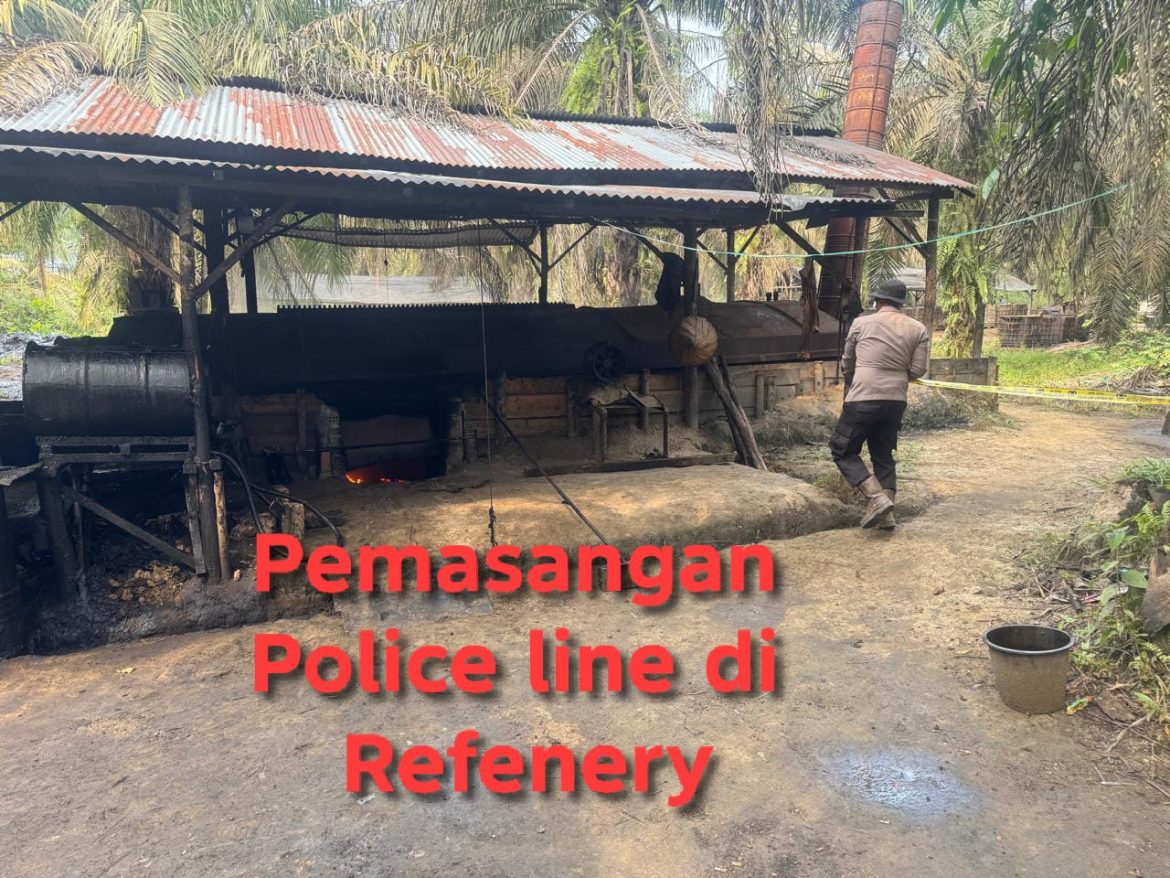 Polsek Keluang Gerebek Kilang Minyak Ilegal Berkapasitas 80 Drum, Tiga Pelaku Diamankan.