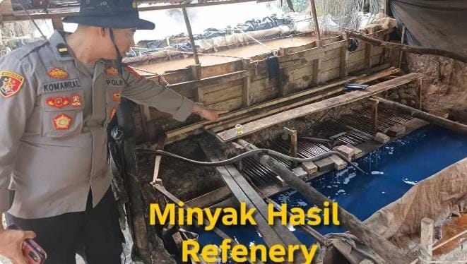 Polsek Keluang Gerebek Kilang Minyak Ilegal Berkapasitas 80 Drum, Tiga Pelaku Diamankan