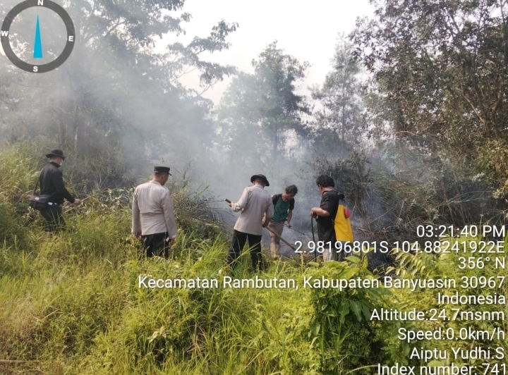 Polsek Banyuasin I Bersama Tim Gabungan Padamkan Karhutla di Mariana