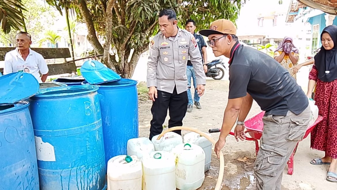 Polsek Keluang Salurkan 10.000 Liter Air Bersih untuk Warga Desa Mekar Jaya